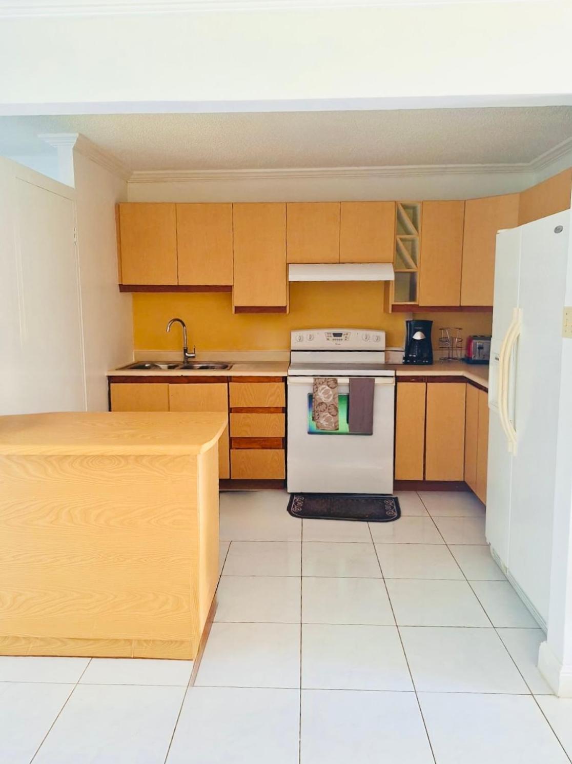 House With Pool, Shops, 3mins From Airport And Near Strip Apartment