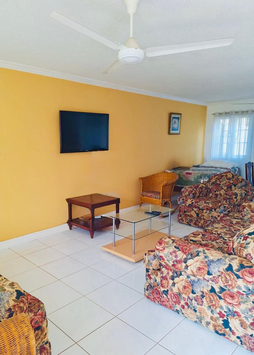 House With Pool, Shops, 3mins From Airport And Near Strip Appartamento Montego Bay
