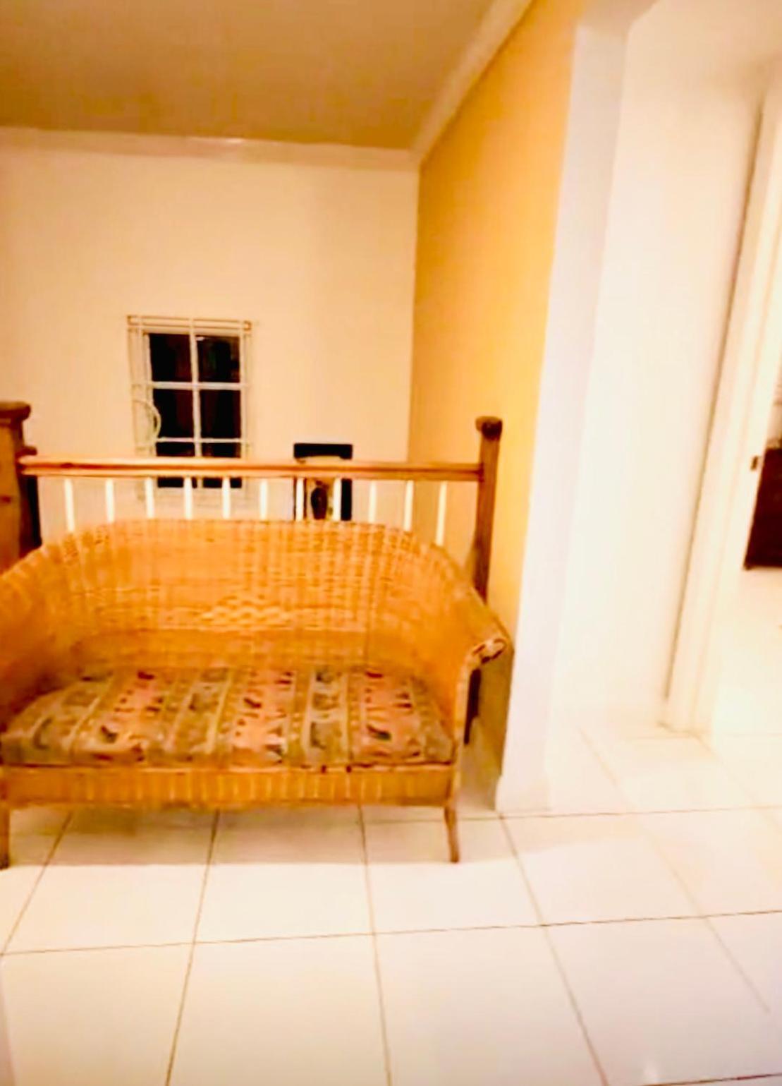 House With Pool, Shops, 3mins From Airport And Near Strip Montego Bay