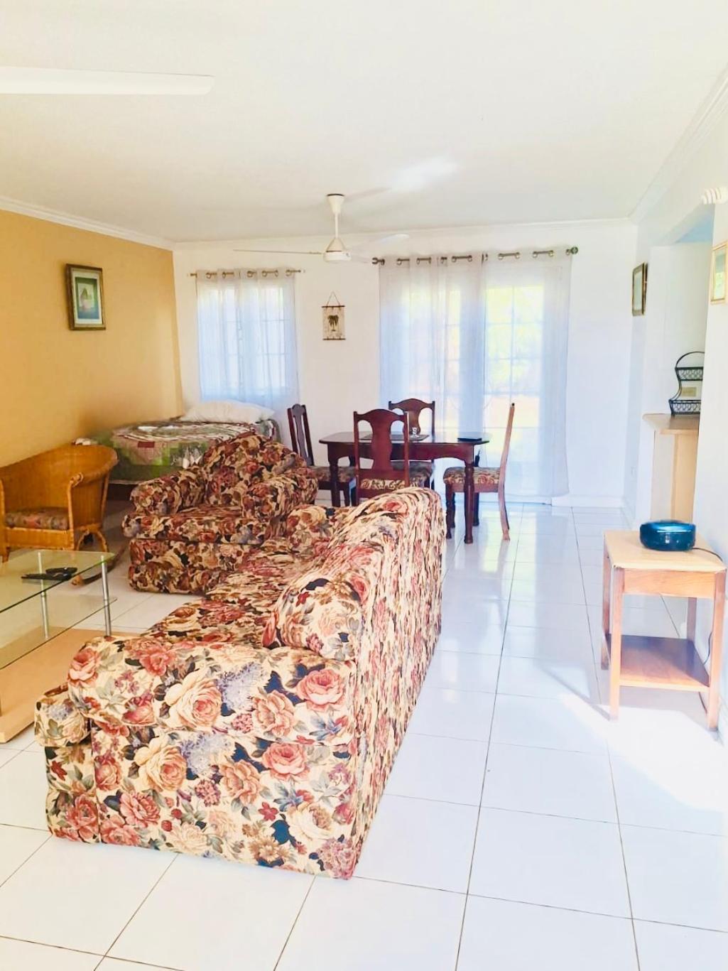House With Pool, Shops, 3mins From Airport And Near Strip * Montego Bay