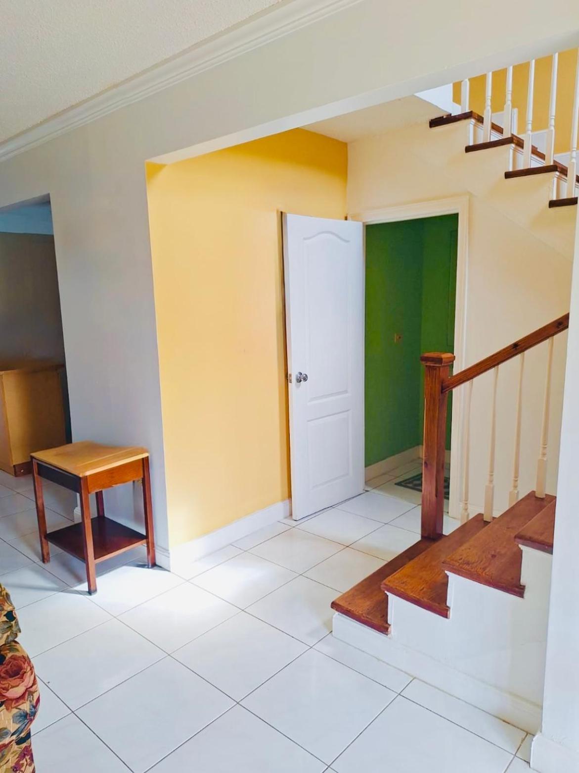 House With Pool, Shops, 3mins From Airport And Near Strip Montego Bay