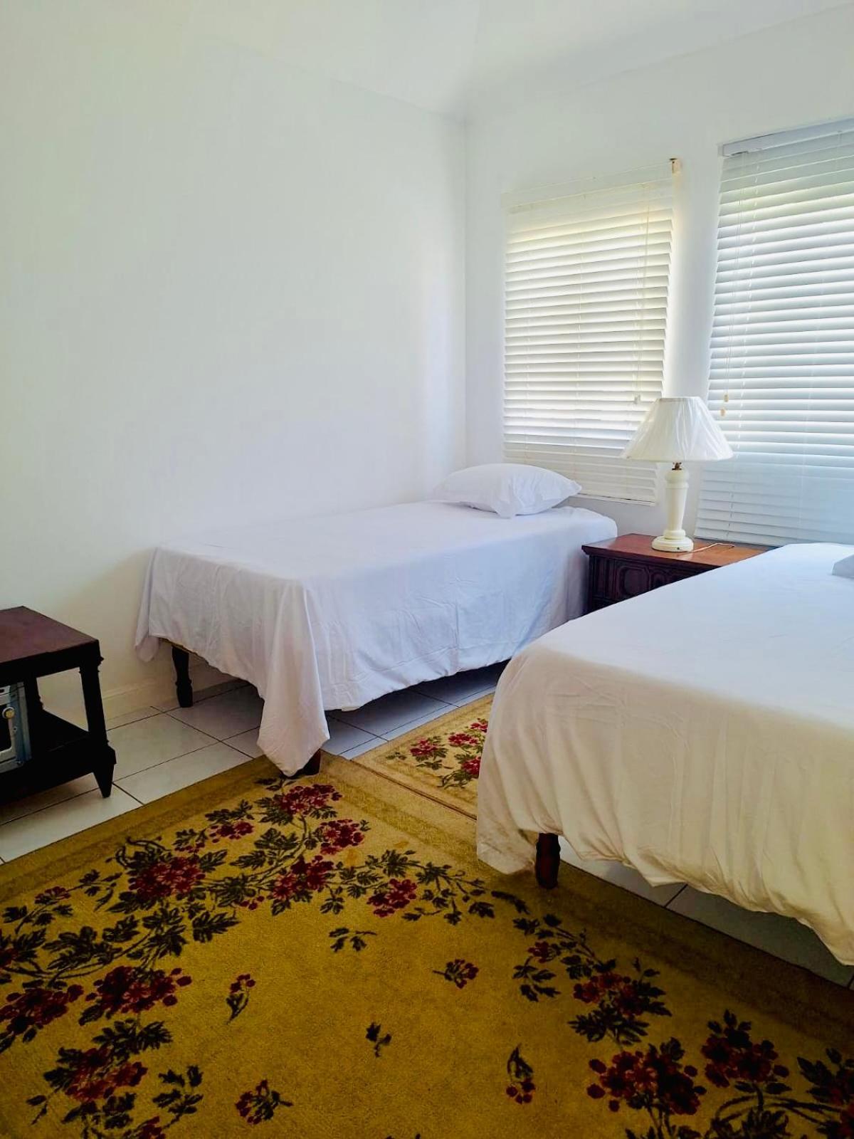 House With Pool, Shops, 3mins From Airport And Near Strip